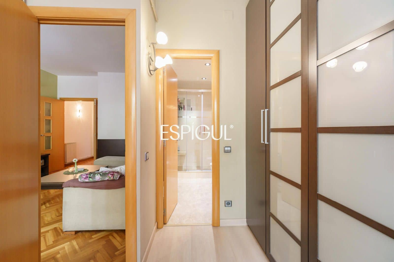 4 bedroom Flat for sale in Barcelona city with garage - € 550,000 (Ref: 10016452)