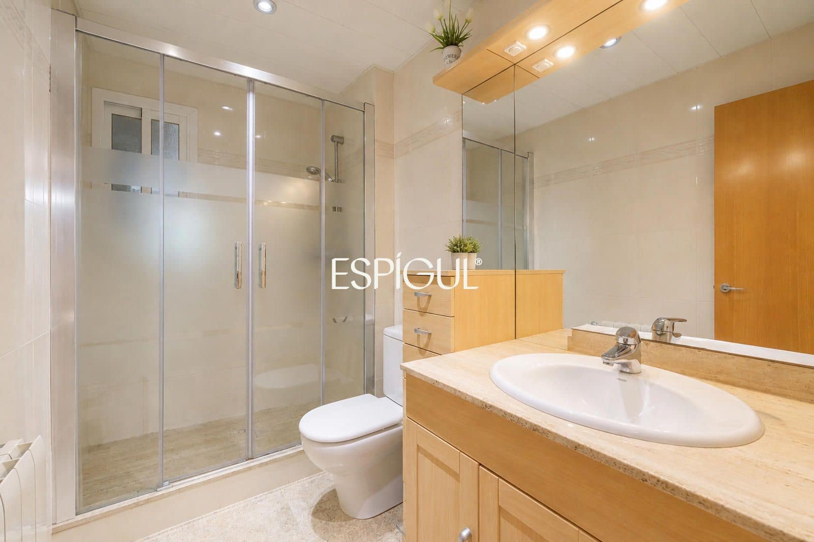 4 bedroom Flat for sale in Barcelona city with garage - € 550,000 (Ref: 10016452)