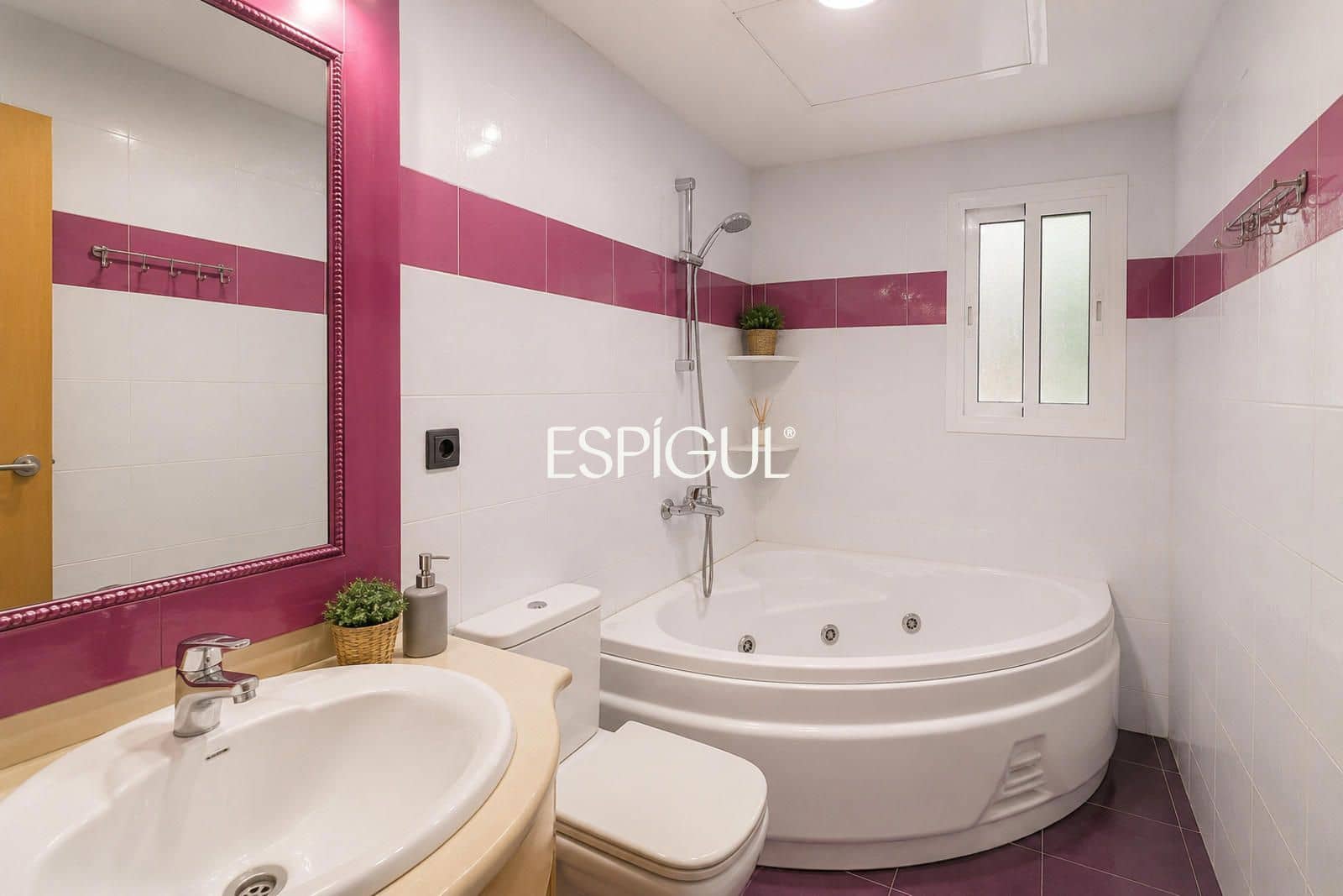 4 bedroom Flat for sale in Barcelona city with garage - € 550,000 (Ref: 10016452)