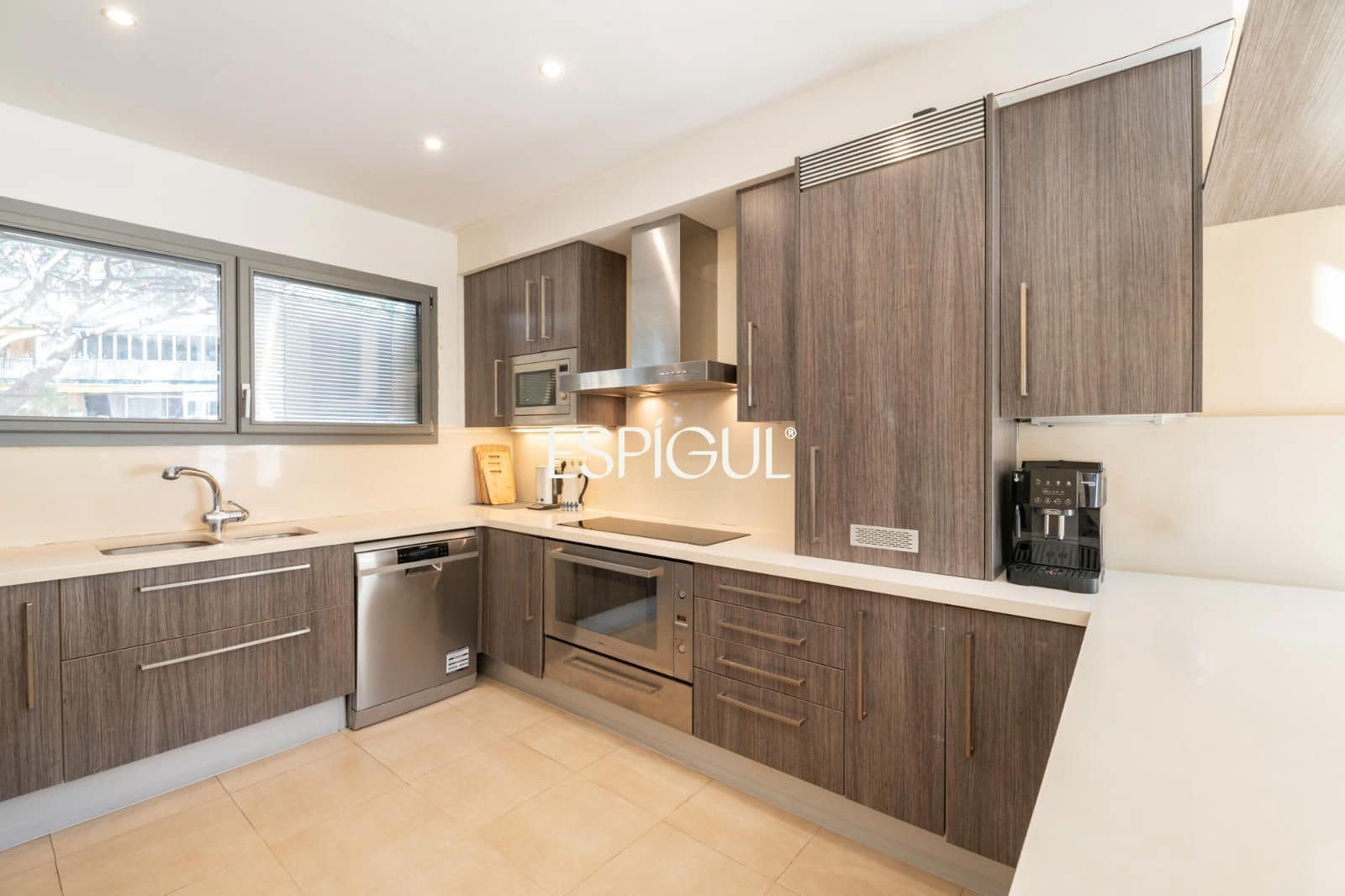 5 bedroom Villa for sale in Gava with pool garage - € 1,390,000 (Ref: 10016462)