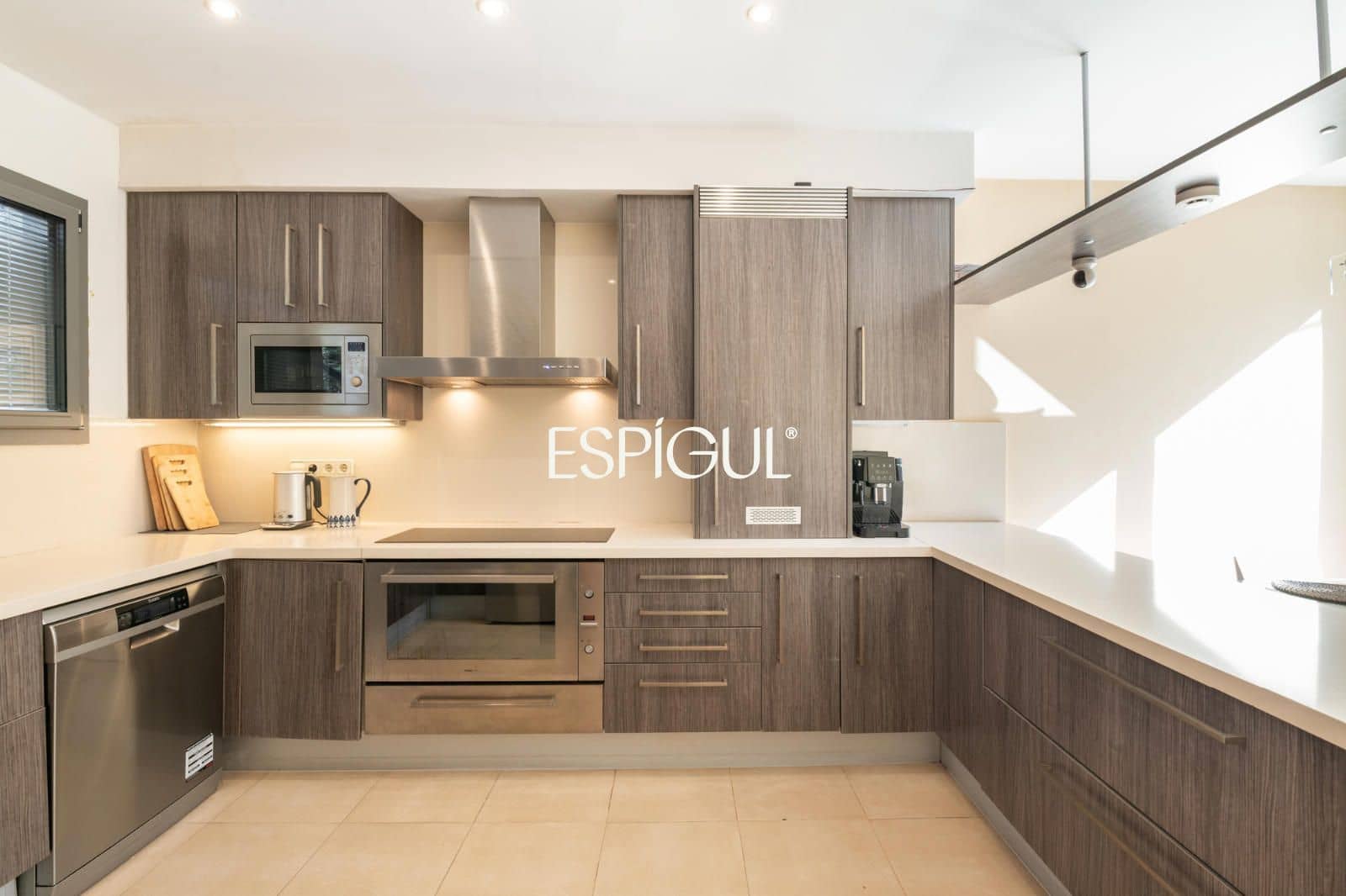 5 bedroom Villa for sale in Gava with pool garage - € 1,390,000 (Ref: 10016462)