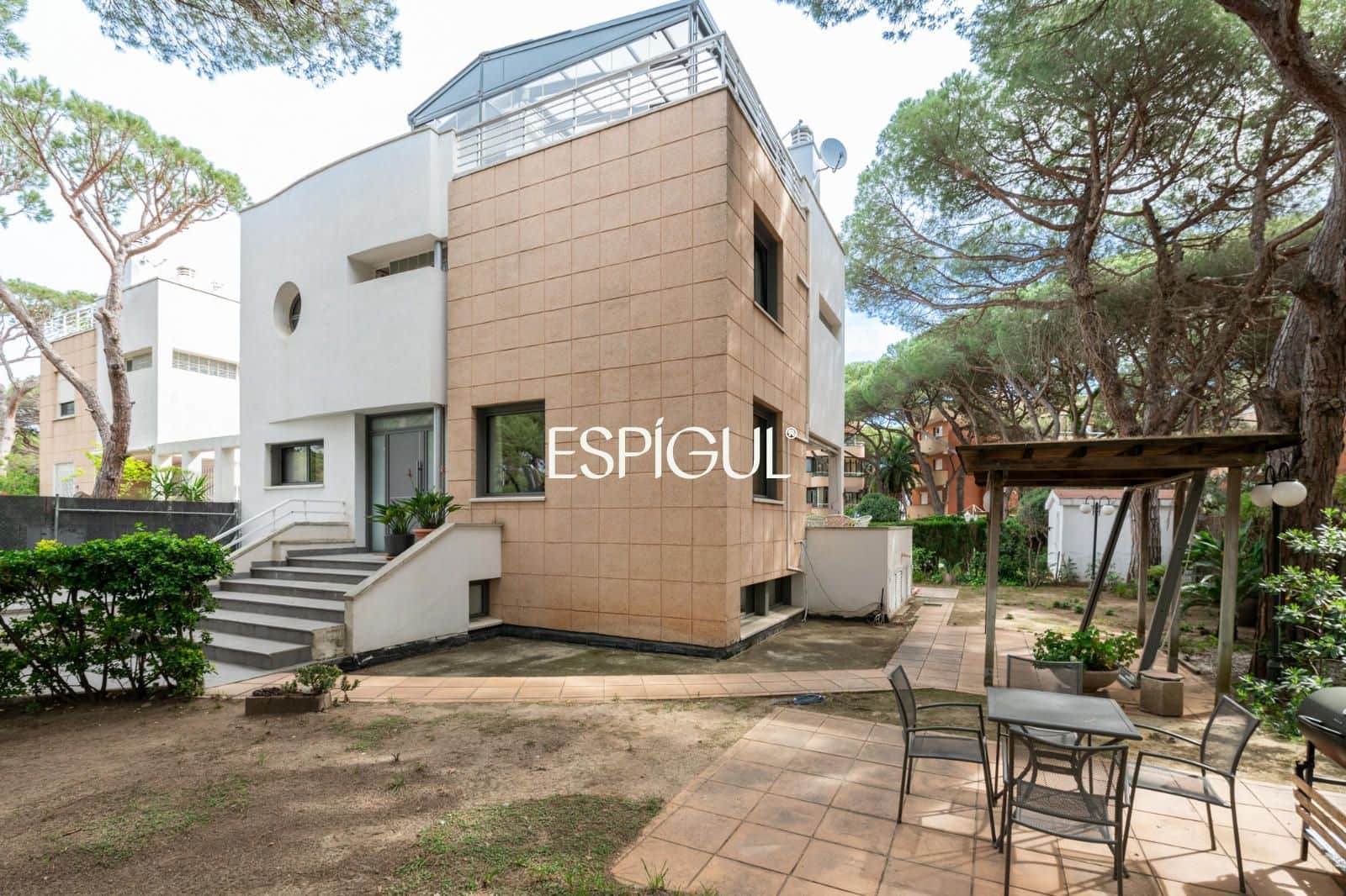 5 bedroom Villa for sale in Gava with pool garage - € 1,390,000 (Ref: 10016462)