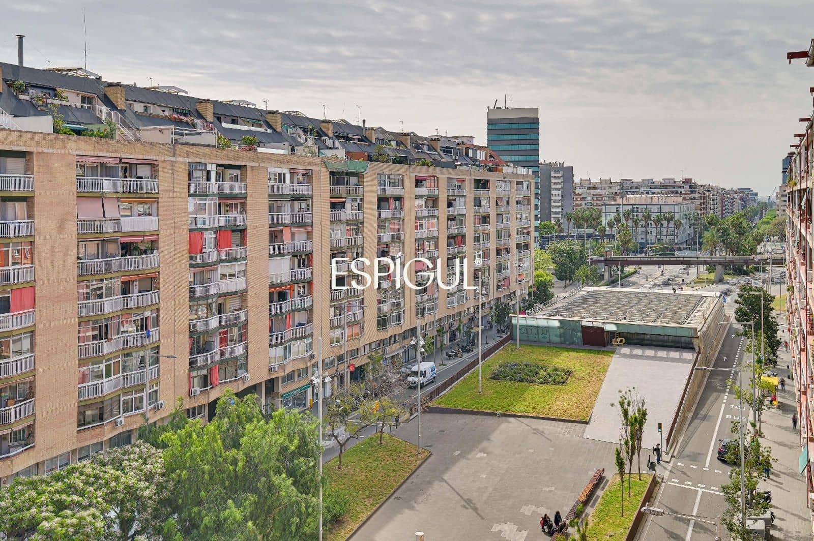 4 bedroom Flat for sale in Barcelona city with garage - € 470,000 (Ref: 10016480)