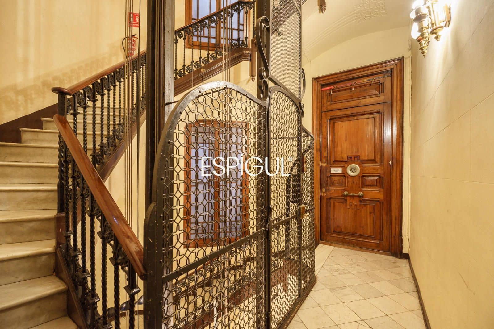 Piso de 18 habitaciones en Barcelona ciudad en venta - 3.300.000 € (Ref: 10016487)