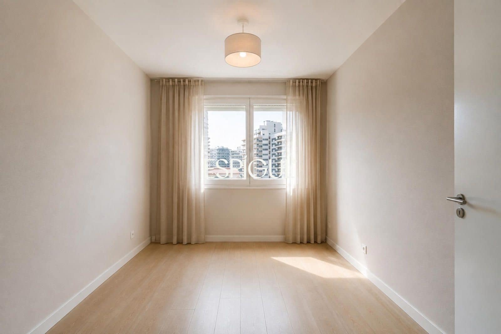 3 slaapkamer Flat te koop in Barcelona stad - € 340.000 (Ref: 10023387)