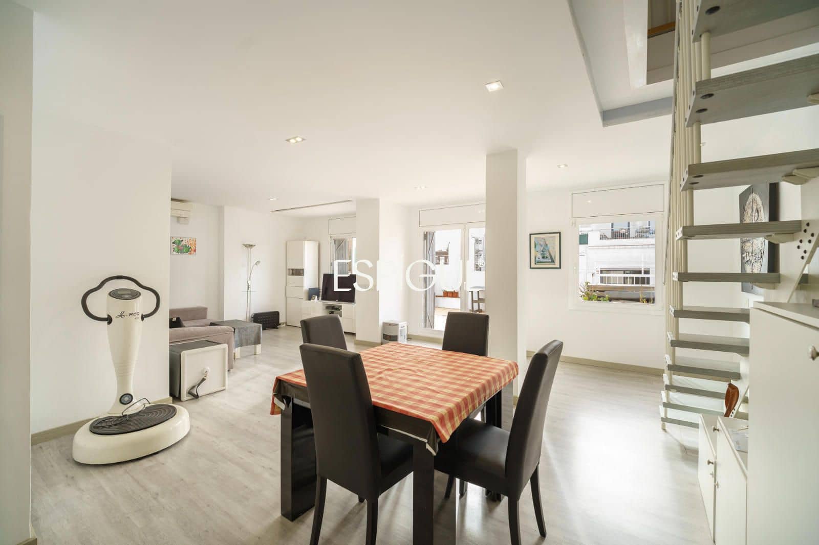 Ático de 4 habitaciones en Barcelona ciudad en venta - 690.000 € (Ref: 10072954)