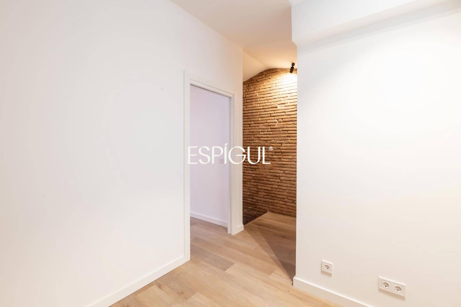2 bedroom Flat for sale in Barcelona city with pool - € 595,000 (Ref: 10078813)