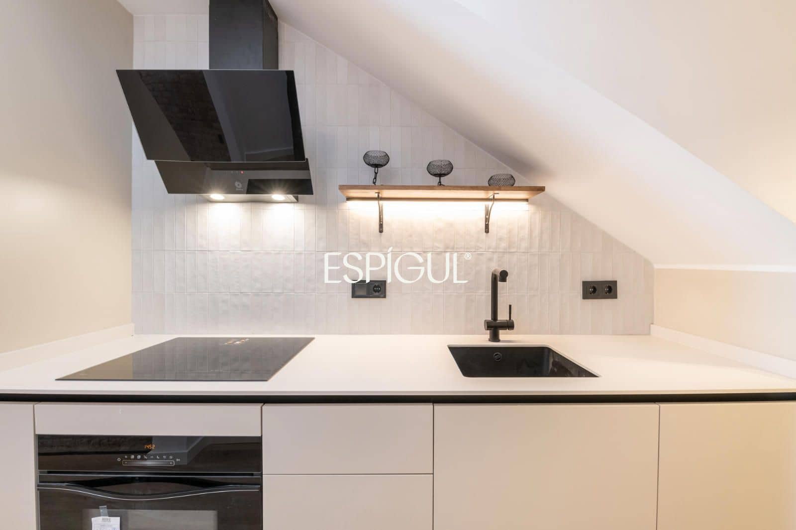 2 bedroom Flat for sale in Barcelona city with pool - € 595,000 (Ref: 10078813)