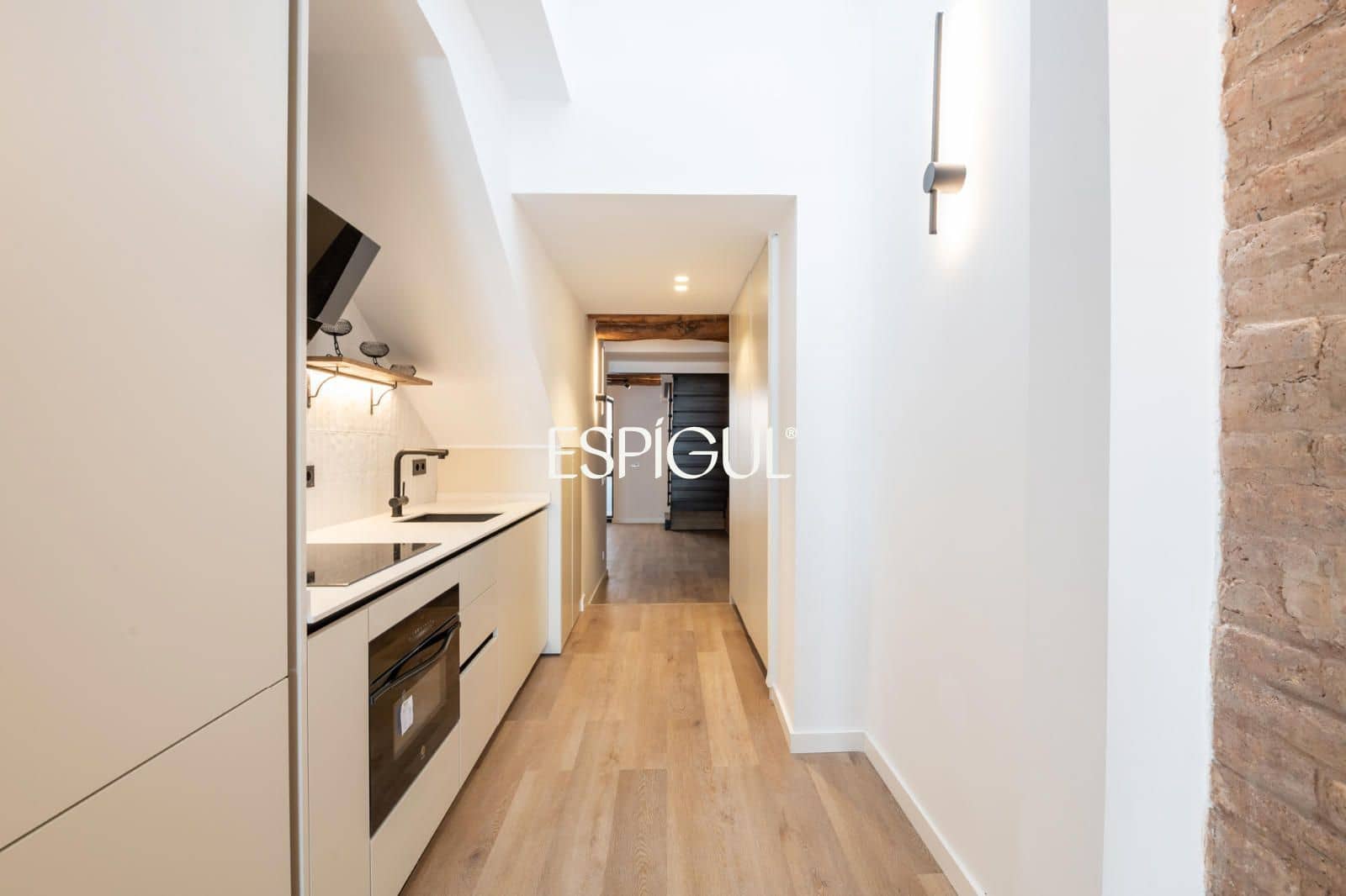 2 bedroom Flat for sale in Barcelona city with pool - € 595,000 (Ref: 10078813)