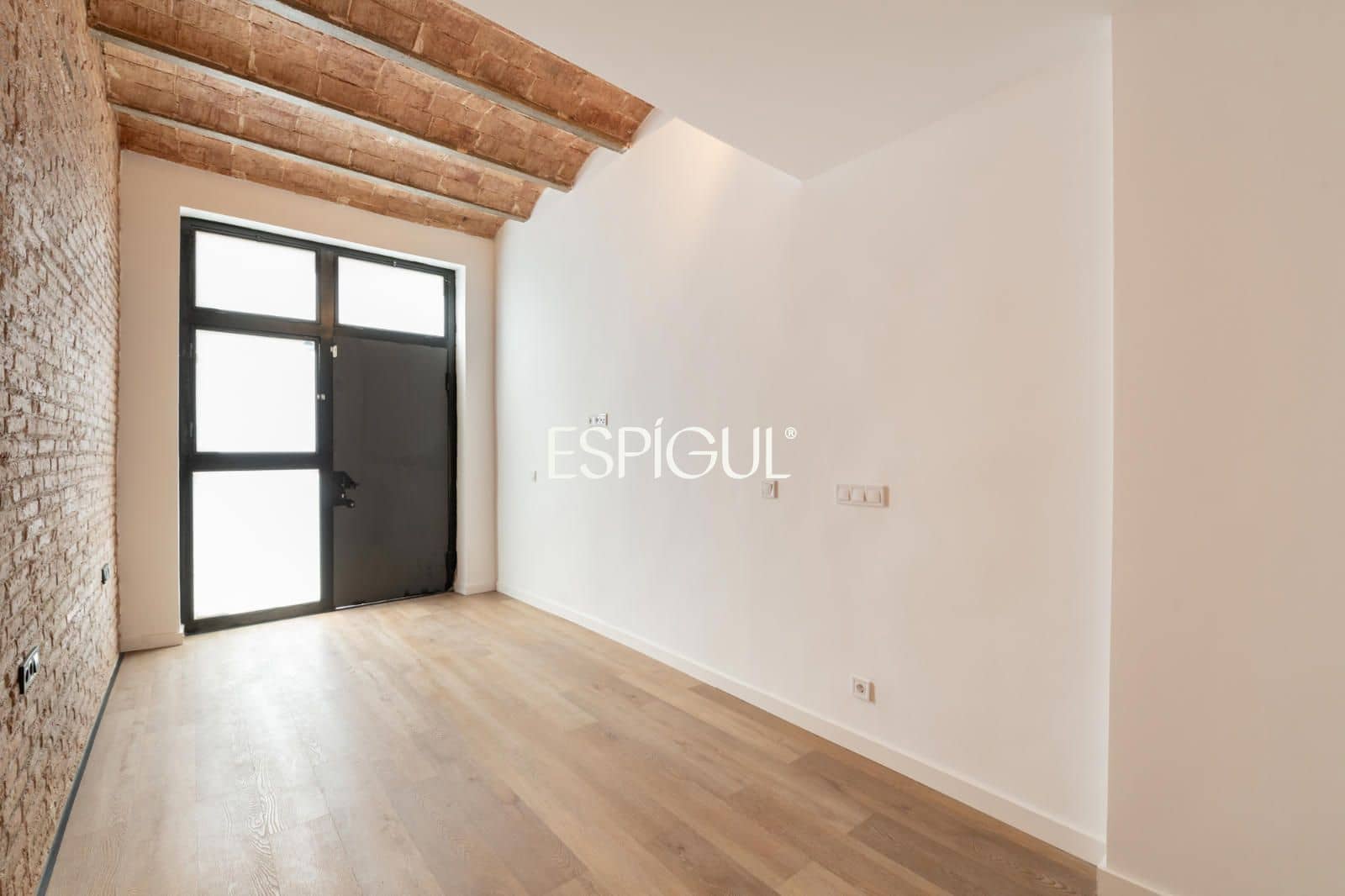 2 bedroom Flat for sale in Barcelona city with pool - € 595,000 (Ref: 10078813)