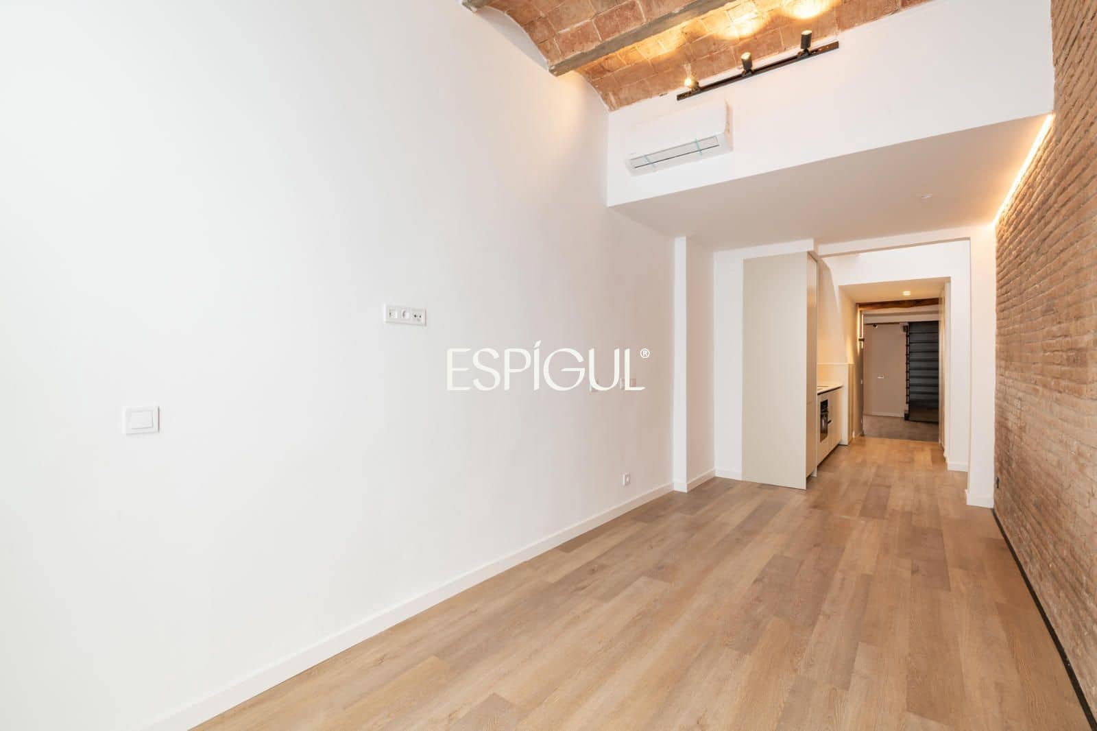 2 bedroom Flat for sale in Barcelona city with pool - € 595,000 (Ref: 10078813)