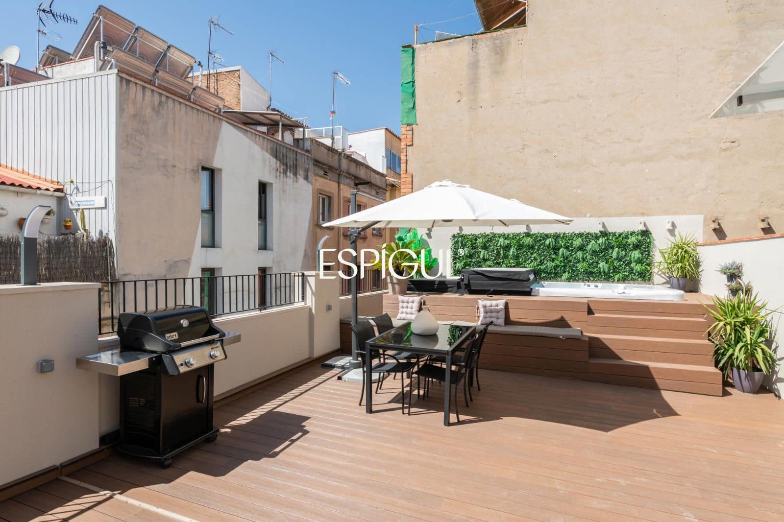 2 bedroom Flat for sale in Barcelona city with pool - € 595,000 (Ref: 10078813)