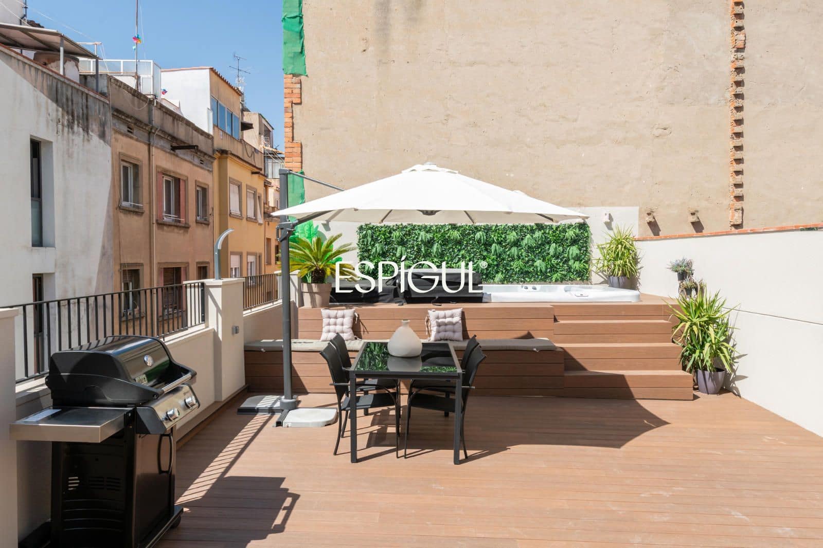 2 bedroom Flat for sale in Barcelona city with pool - € 595,000 (Ref: 10078813)