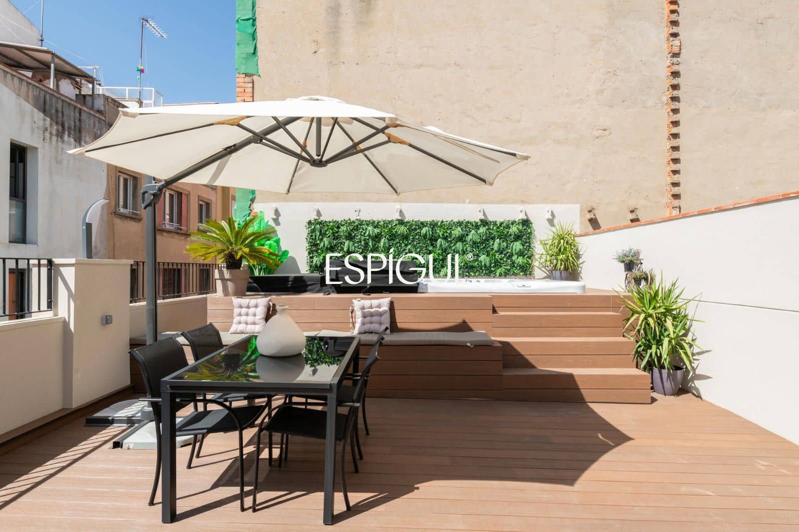 2 bedroom Flat for sale in Barcelona city with pool - € 595,000 (Ref: 10078813)