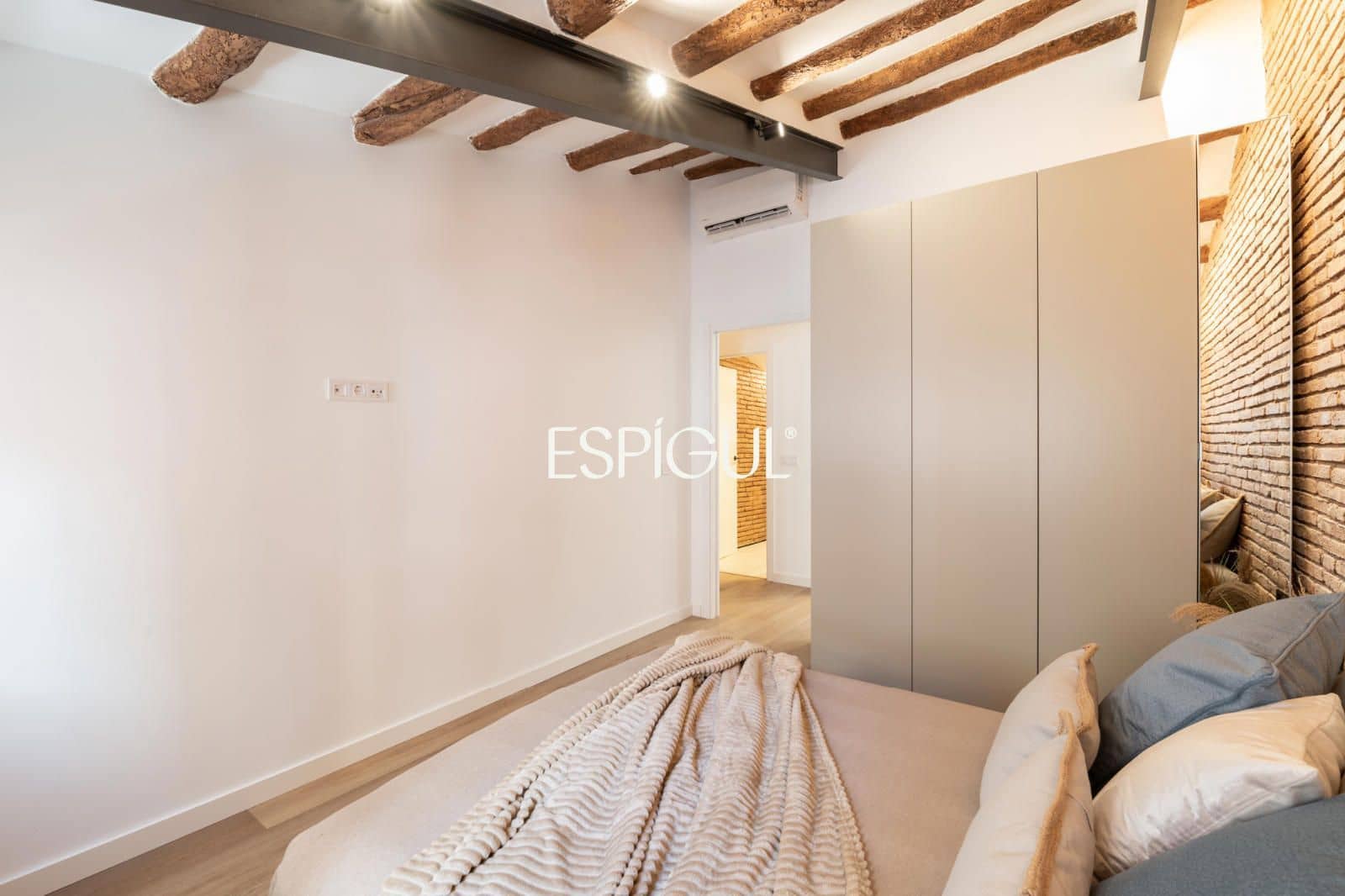 2 bedroom Flat for sale in Barcelona city with pool - € 595,000 (Ref: 10078813)