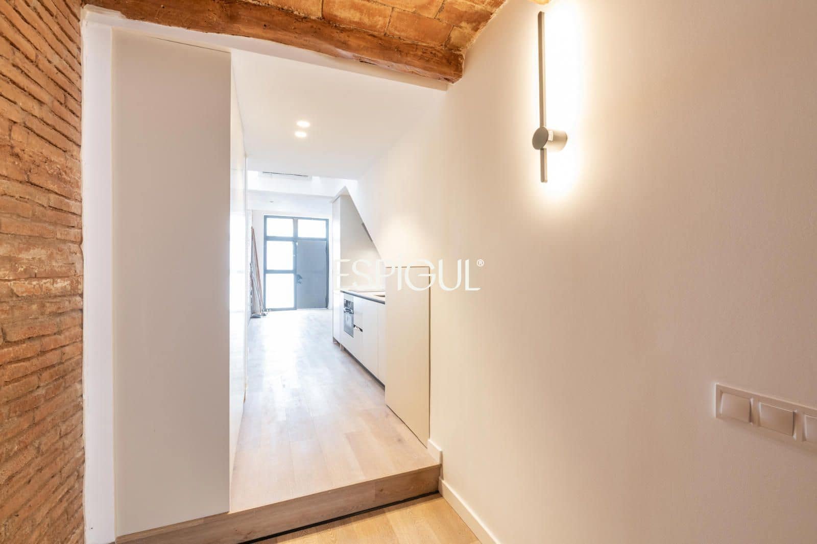 2 bedroom Flat for sale in Barcelona city with pool - € 595,000 (Ref: 10078813)