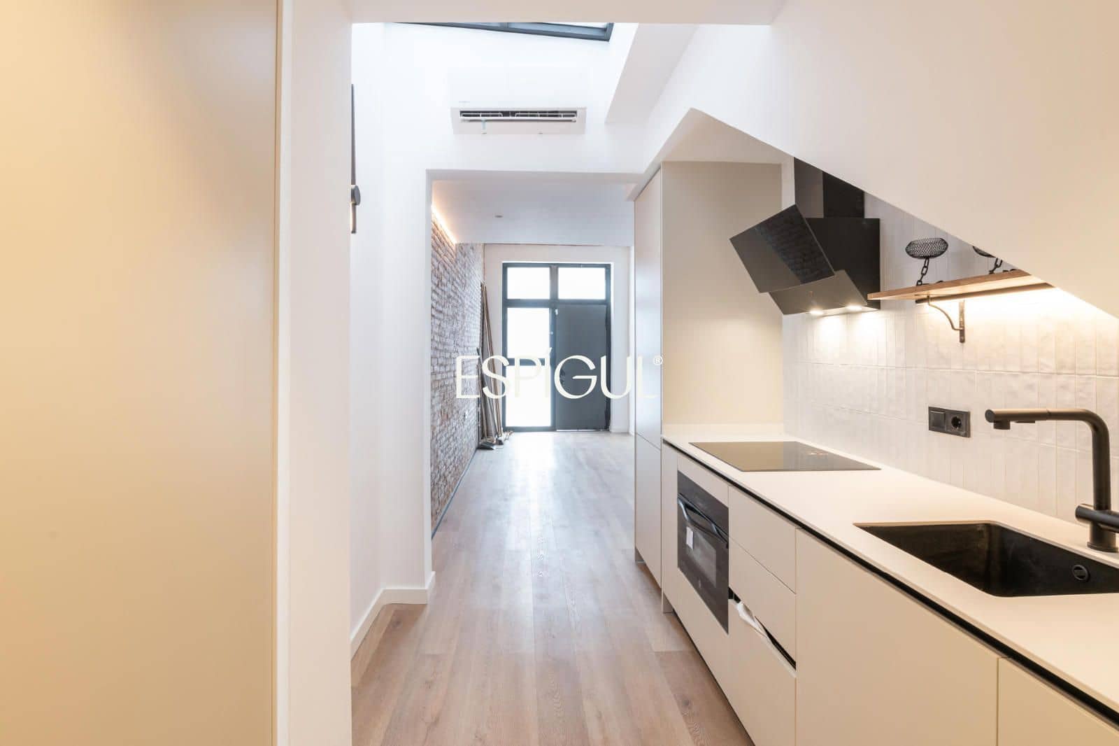 2 bedroom Flat for sale in Barcelona city with pool - € 595,000 (Ref: 10078813)