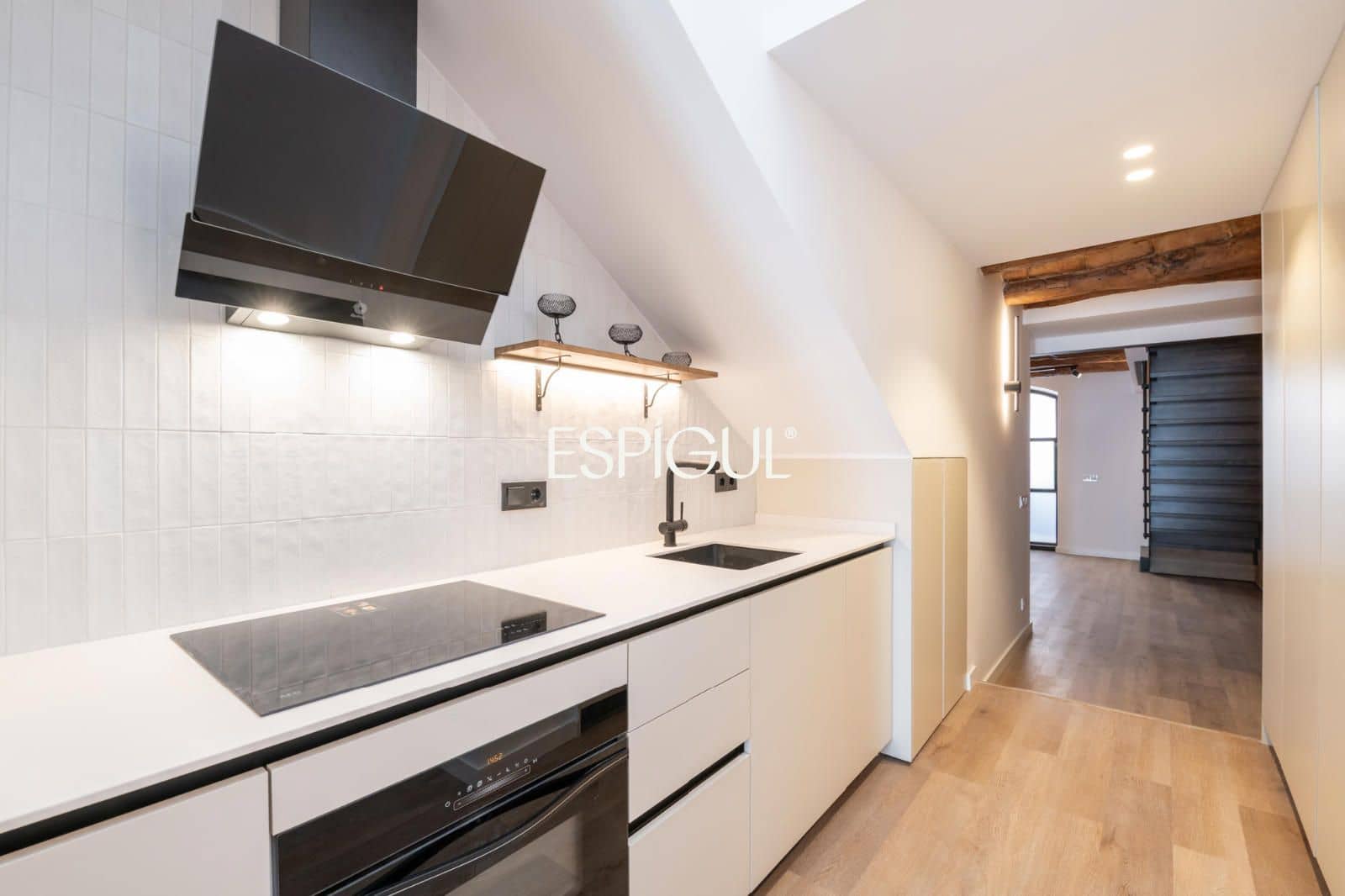 2 bedroom Flat for sale in Barcelona city with pool - € 595,000 (Ref: 10078813)