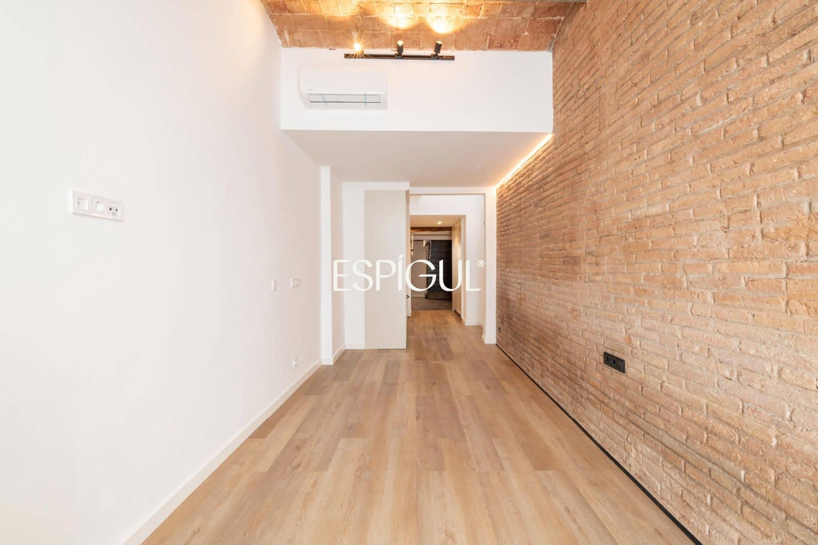 2 bedroom Flat for sale in Barcelona city with pool - € 595,000 (Ref: 10078813)