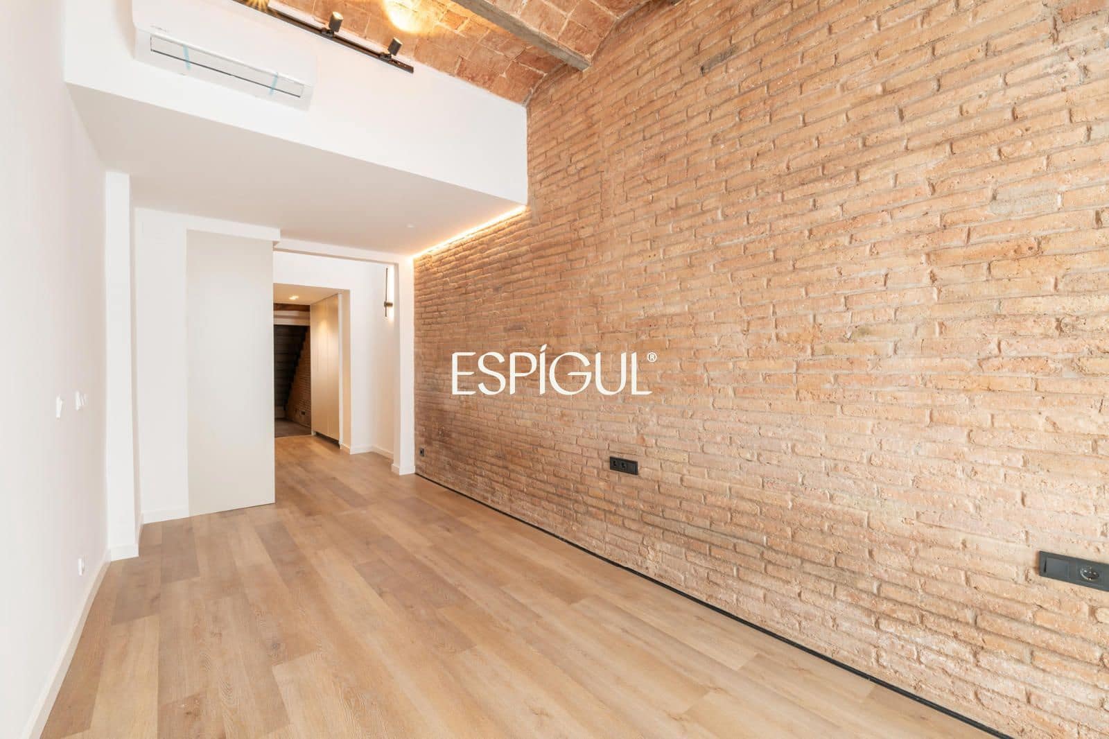 2 bedroom Flat for sale in Barcelona city with pool - € 595,000 (Ref: 10078813)