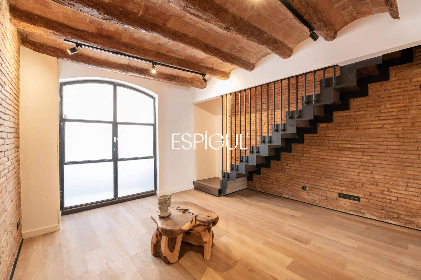2 bedroom Flat for sale in Barcelona city with pool - € 595,000 (Ref: 10078813)