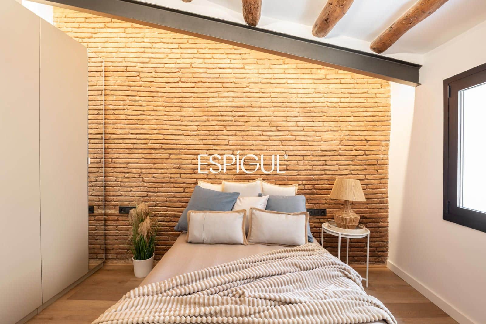 2 bedroom Flat for sale in Barcelona city with pool - € 595,000 (Ref: 10078813)