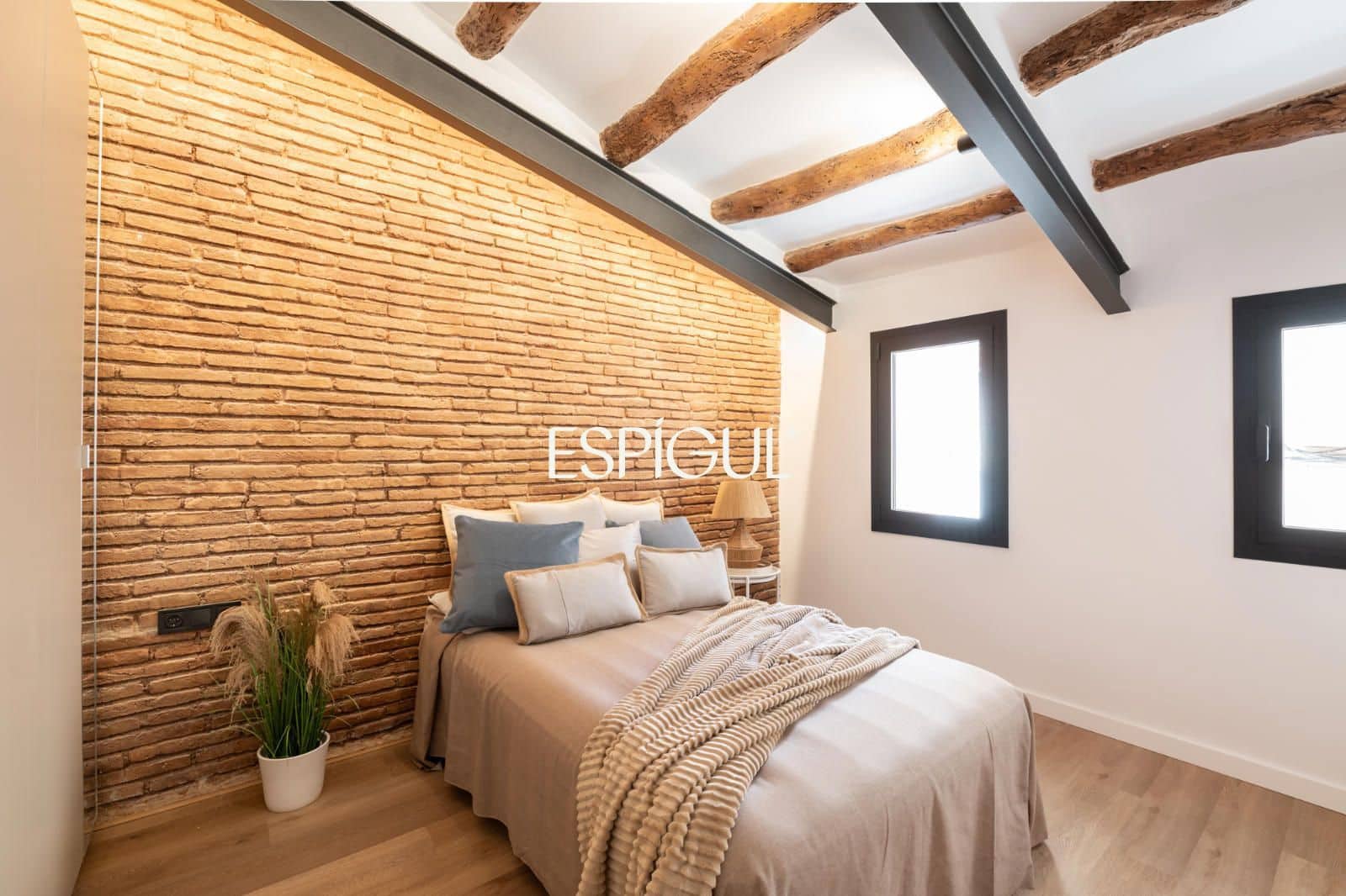 2 bedroom Flat for sale in Barcelona city with pool - € 595,000 (Ref: 10078813)