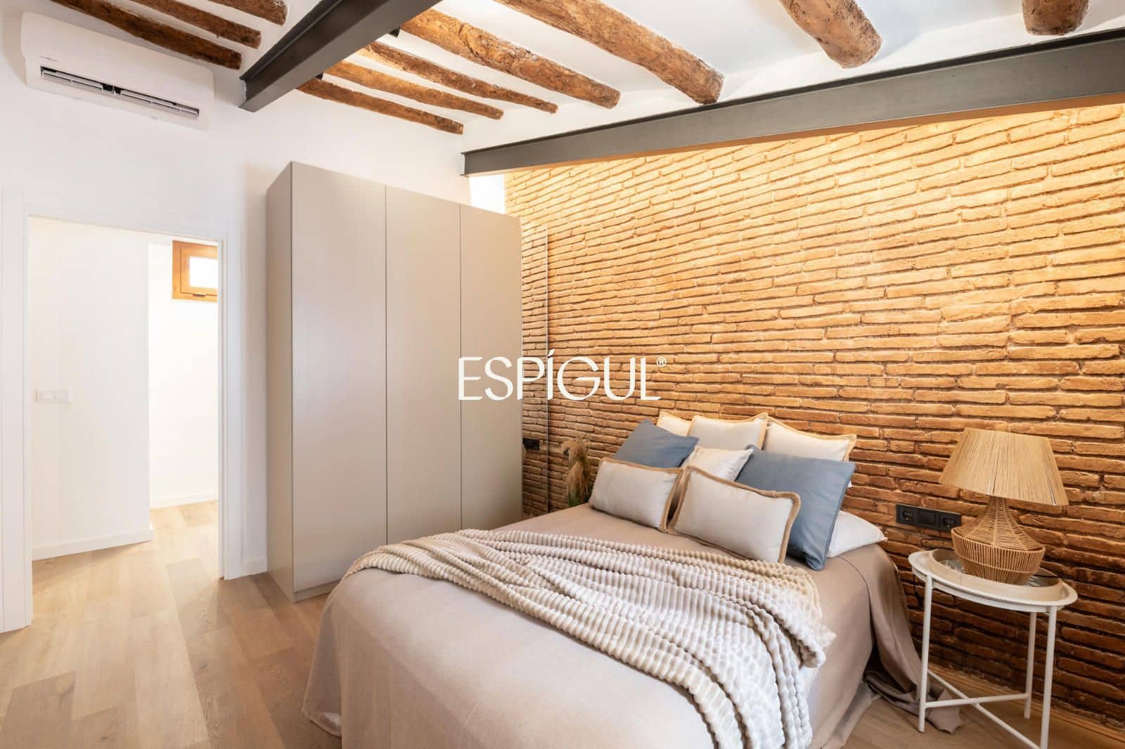 2 bedroom Flat for sale in Barcelona city with pool - € 595,000 (Ref: 10078813)