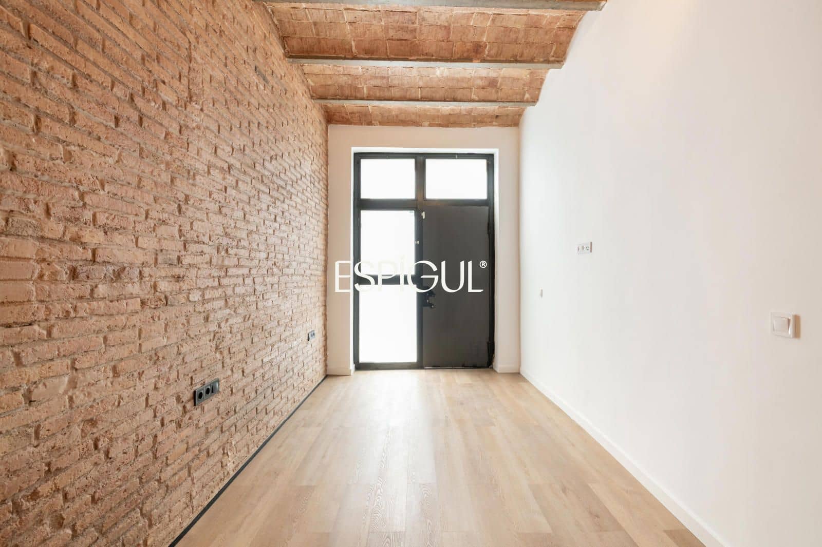 2 bedroom Flat for sale in Barcelona city with pool - € 595,000 (Ref: 10078813)