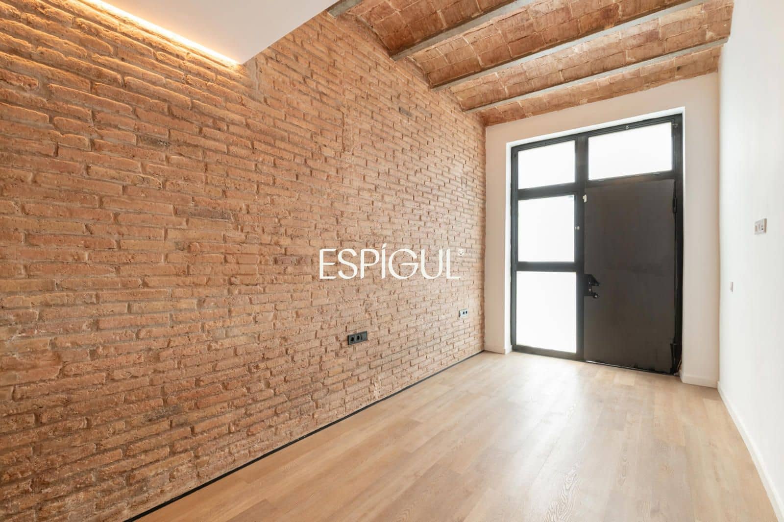 2 bedroom Flat for sale in Barcelona city with pool - € 595,000 (Ref: 10078813)