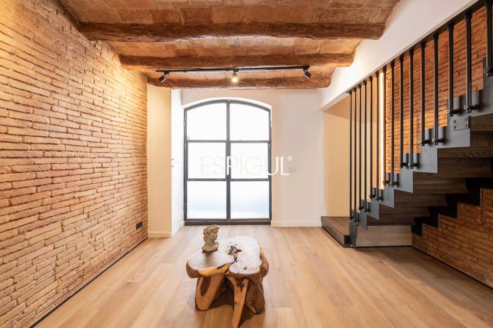 2 bedroom Flat for sale in Barcelona city with pool - € 595,000 (Ref: 10078813)