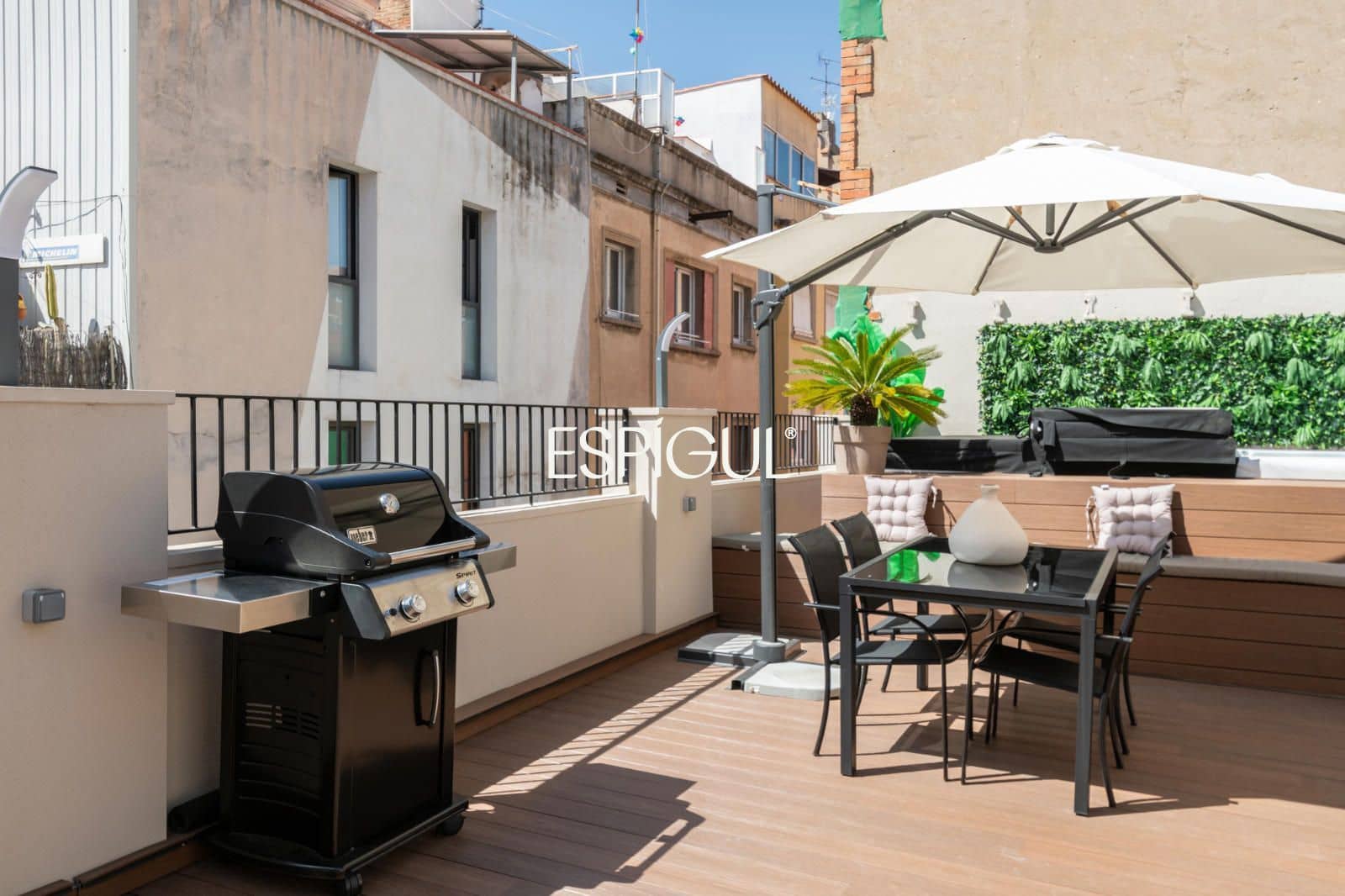 2 bedroom Flat for sale in Barcelona city with pool - € 595,000 (Ref: 10078813)
