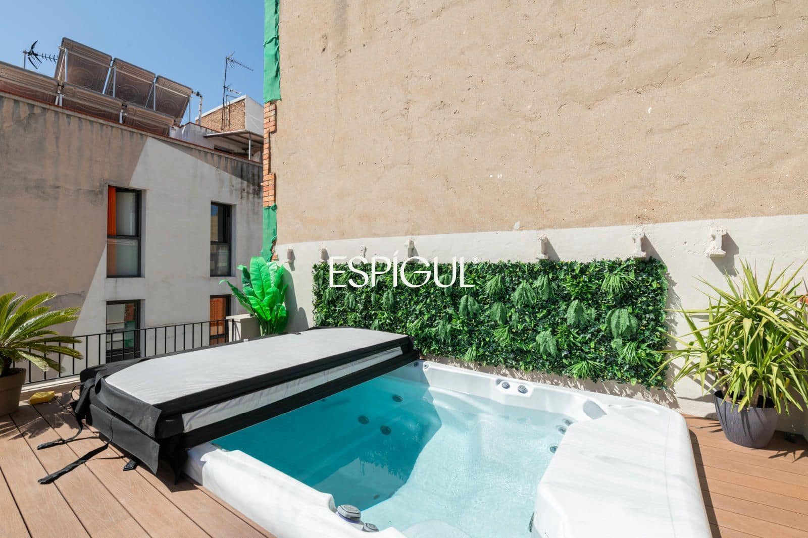 2 bedroom Flat for sale in Barcelona city with pool - € 595,000 (Ref: 10078813)
