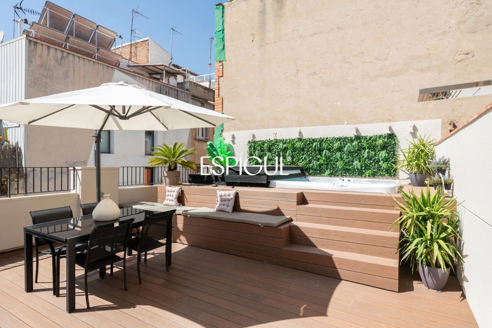 2 bedroom Flat for sale in Barcelona city with pool - € 595,000 (Ref: 10078813)