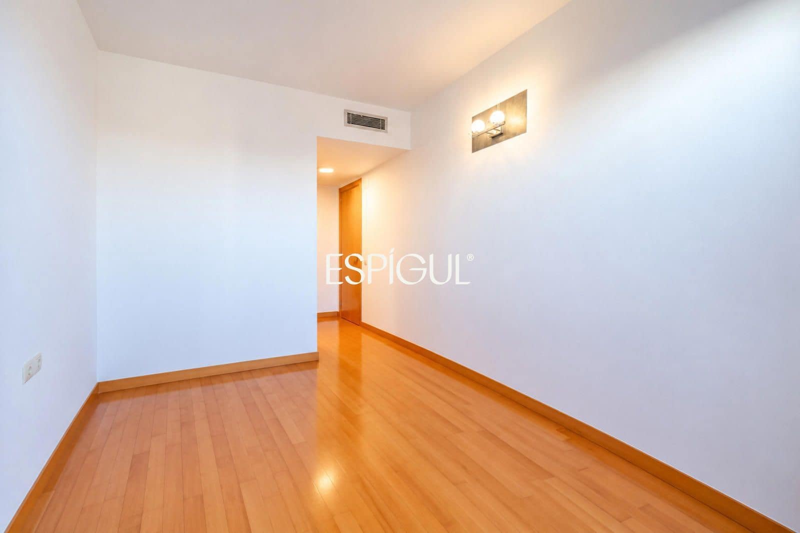 2 soverom Penthouse til salgs i Barcelona by med garasje - € 620 000 (Ref: 10185865)