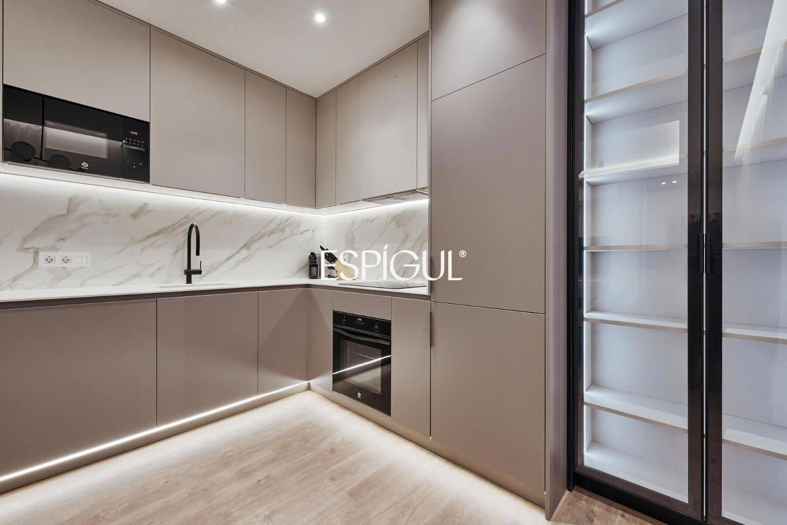 2 soveværelse Lejlighed til salg i Madrid by - € 1.199.000 (Ref: 10016260)