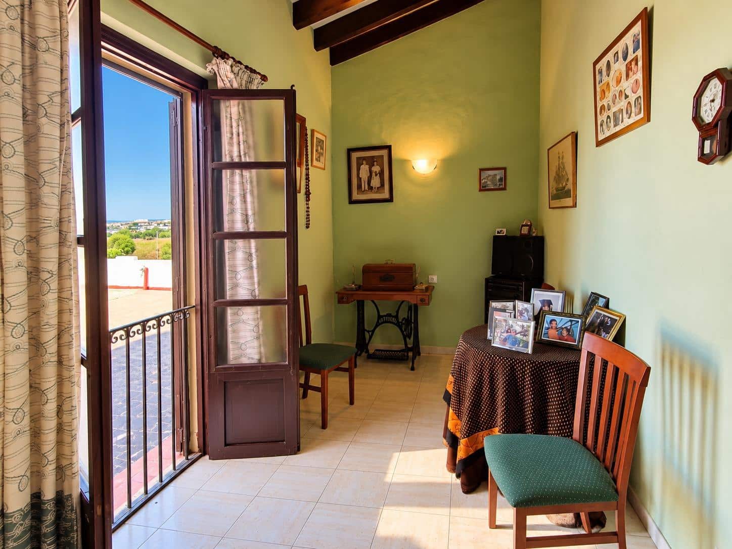 4 soveværelse Villa til salg i Palma de Mallorca med swimmingpool garage - € 700.000 (Ref: 10165173)