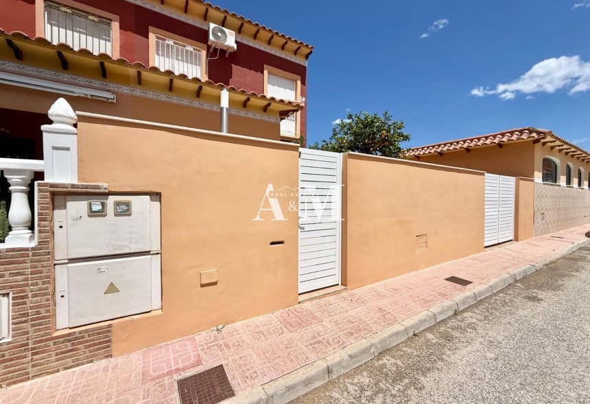 2 sypialnia Dom do wynajęcia w Torrevieja z basenem garażem - 1 200 € (Ref: 10095377)