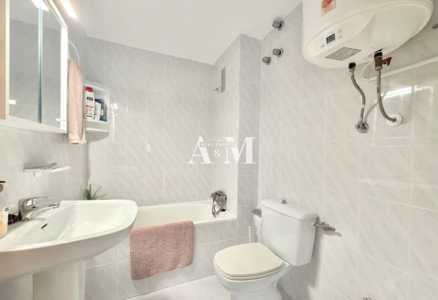 2 bedroom Beach Apartment for rent in Torrevieja with pool - € 850 (Ref: 10095379)