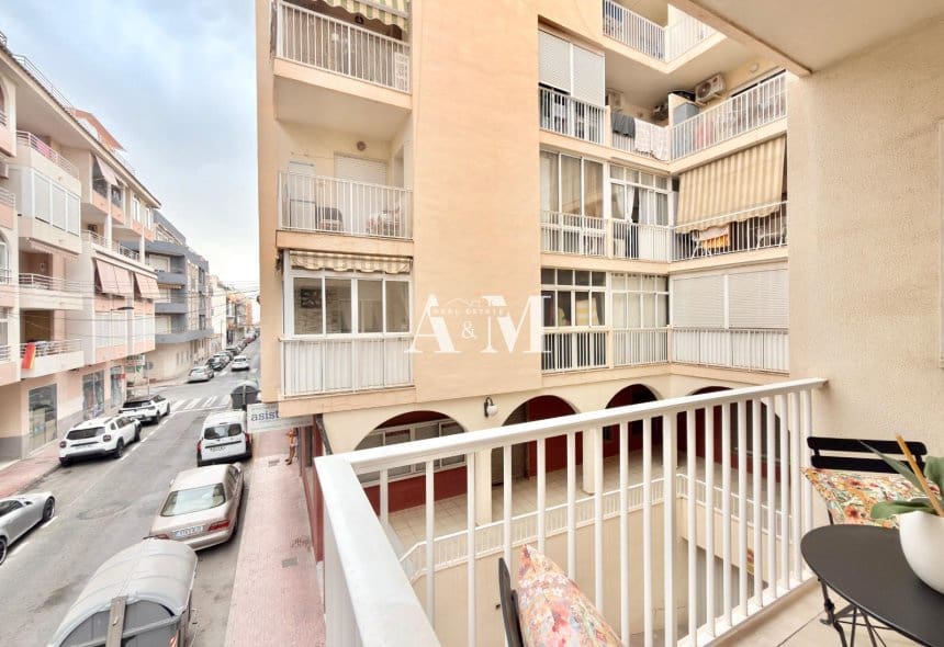 2 bedroom Beach Apartment for rent in Torrevieja with pool - € 850 (Ref: 10095379)