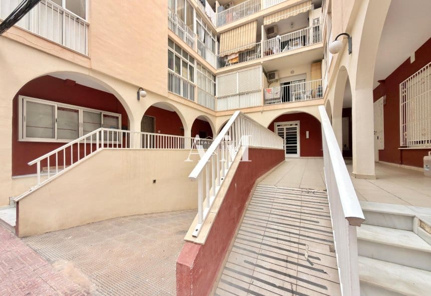 2 bedroom Beach Apartment for rent in Torrevieja with pool - € 850 (Ref: 10095379)