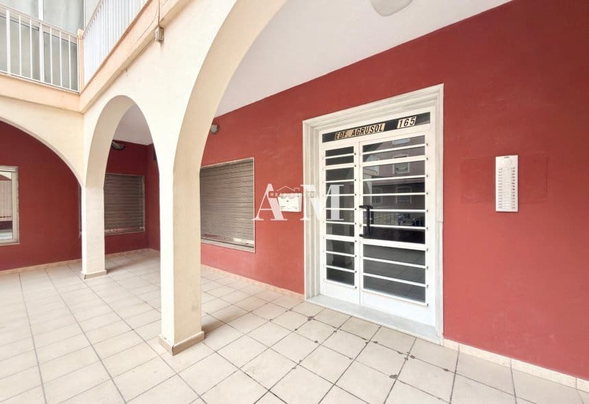 2 bedroom Beach Apartment for rent in Torrevieja with pool - € 850 (Ref: 10095379)