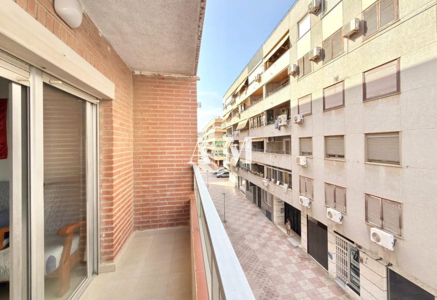 2 soveværelse Strandlejlighed til leje i Torrevieja med garage - € 800 (Ref: 10095382)