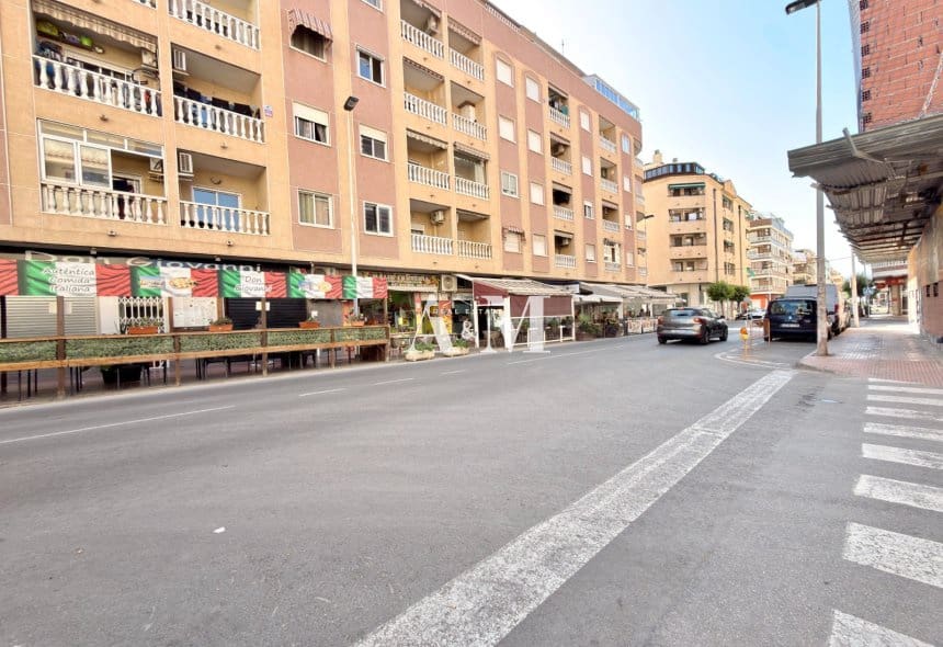 2 slaapkamer Appartement te huur in Torrevieja met zwembad - € 850 (Ref: 10095391)