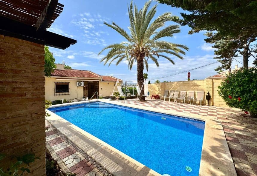 3 bedroom Villa for rent in Ciudad Quesada with pool garage - € 2,000 (Ref: 10095401)