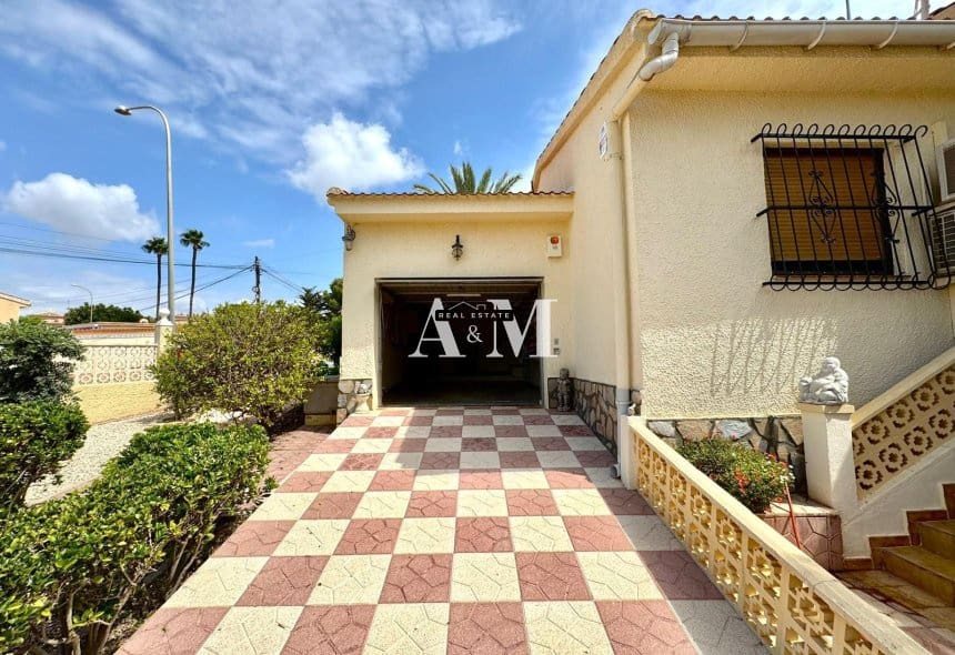3 bedroom Villa for rent in Ciudad Quesada with pool garage - € 2,000 (Ref: 10095401)