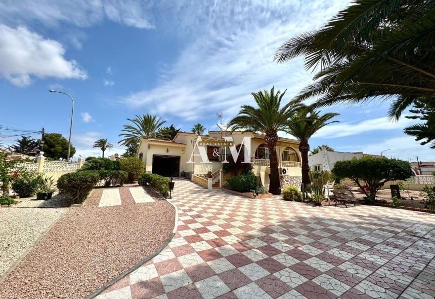 3 bedroom Villa for rent in Ciudad Quesada with pool garage - € 2,000 (Ref: 10095401)