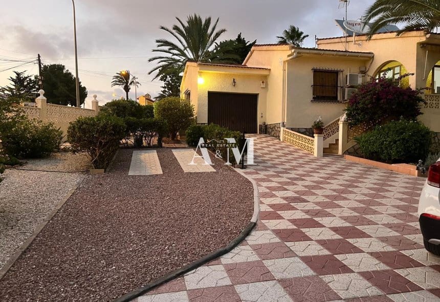 3 bedroom Villa for rent in Ciudad Quesada with pool garage - € 2,000 (Ref: 10095401)