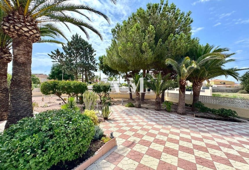 3 bedroom Villa for rent in Ciudad Quesada with pool garage - € 2,000 (Ref: 10095401)