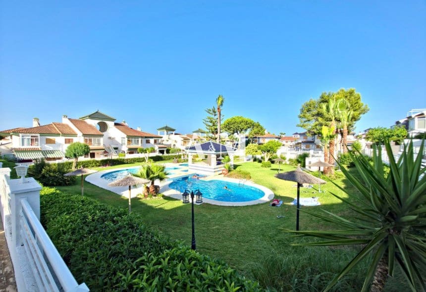Bungalow de 2 habitaciones en Pilar de la Horadada en alquiler con piscina - 750 € (Ref: 10095402)
